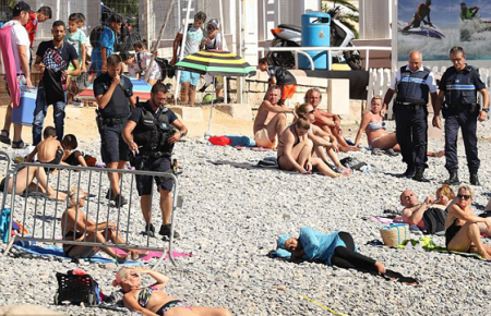 صور شرطة فرنسية تجبر مسلمة على خلع البوركيني امام اخرين